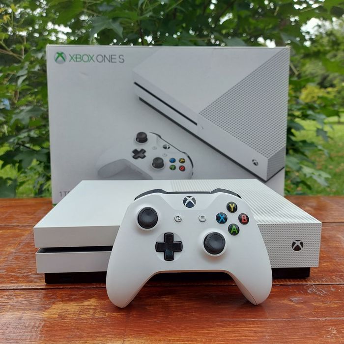Xbox One S 500GB ! В отличном состоянии! Работает Супер! Дешевле