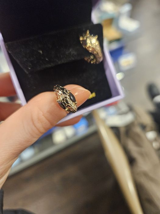 Златисти обеци змии – стилни и ефектни