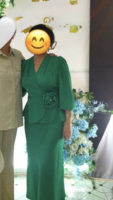 Элегантное зелёное платье