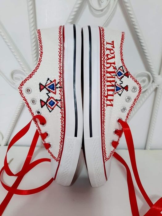 Маратонки с надпис"Тракийци"