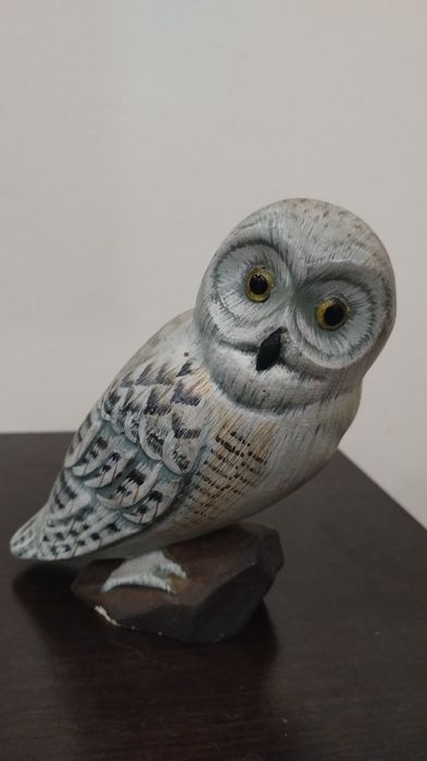 Чудесни, чаровни статуетки на бухалчета от дърво.