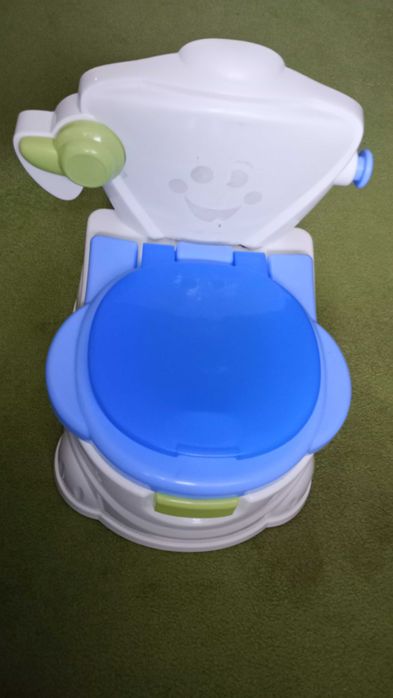 Детско столче, 3 бр. гърнета и тоалетни седалки и масичка