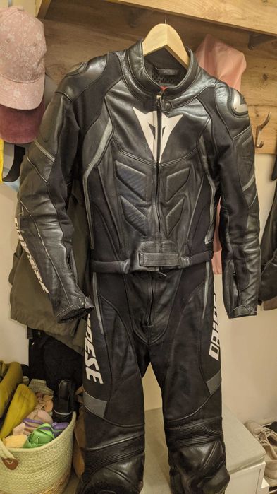 Дамска Dainese екипировка, размер 42, Подарък HJC RPHA 11, matt black