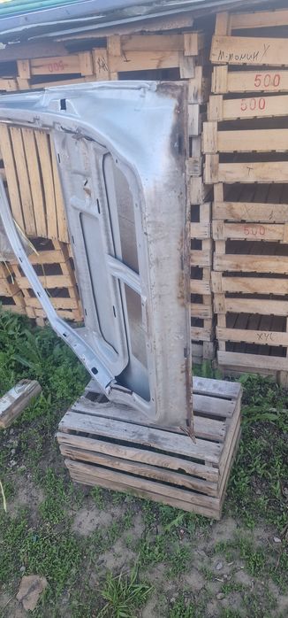 Продам двери на "мерседес-638".