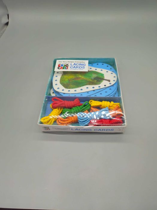 Комплект за нанизване Hungry Caterpillar(10 лейсинг карти + 10 връзки)