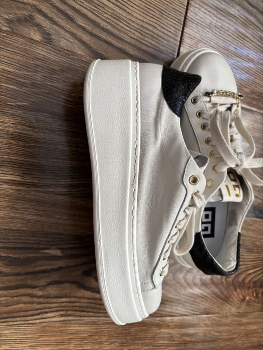 Белые кроссовки Gio на выской подошве
