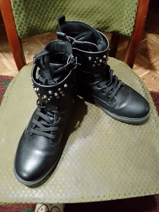 Продам Ботинки женские