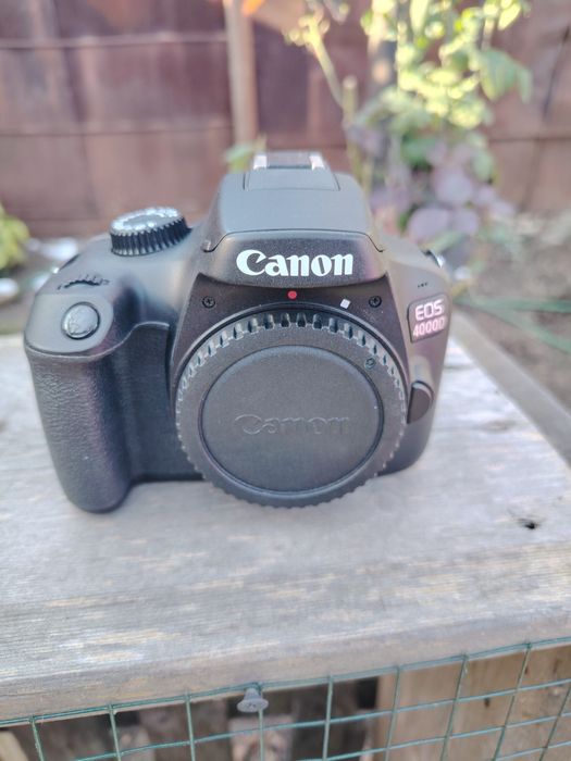 Canon EOS 4000D cu obiectiv EF S 18-55 cu stabilizare de imagine