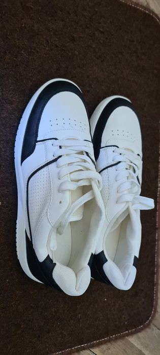 Vand doua perechi pantofi sport