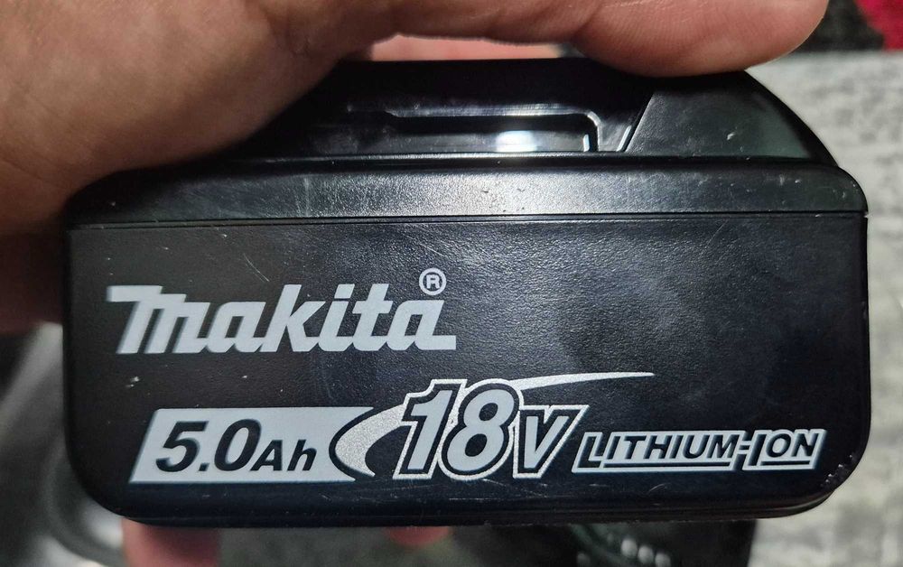 MAKITA: Kit 2 acumulatori Li-Ion(18V-5Ah) + incarcator inteligent!
