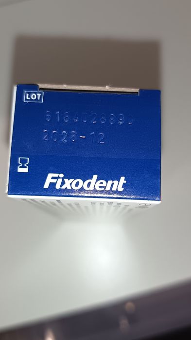 Cremă adezivă Fixodent