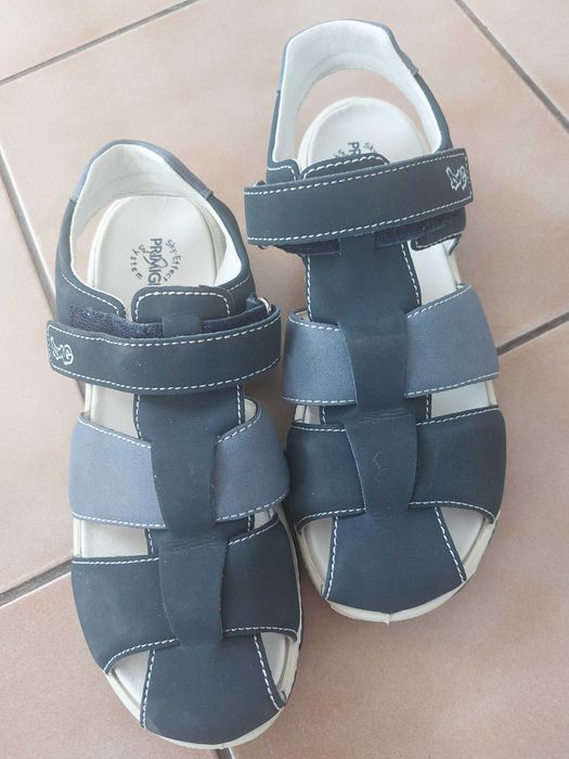Продавам нови детски сандали Primigi