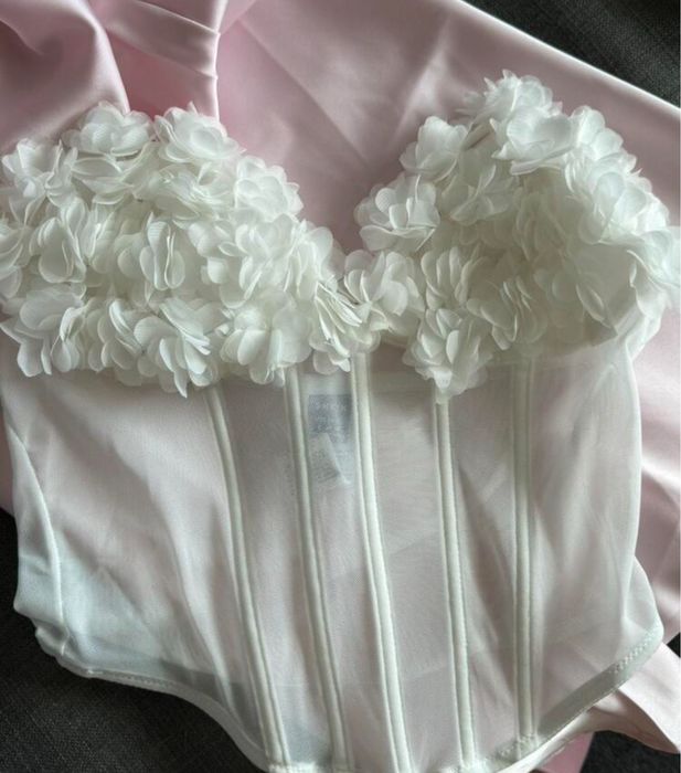 бял топ тип корсет