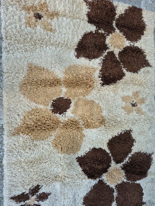 Килими 3 бр. и холна маса подарък