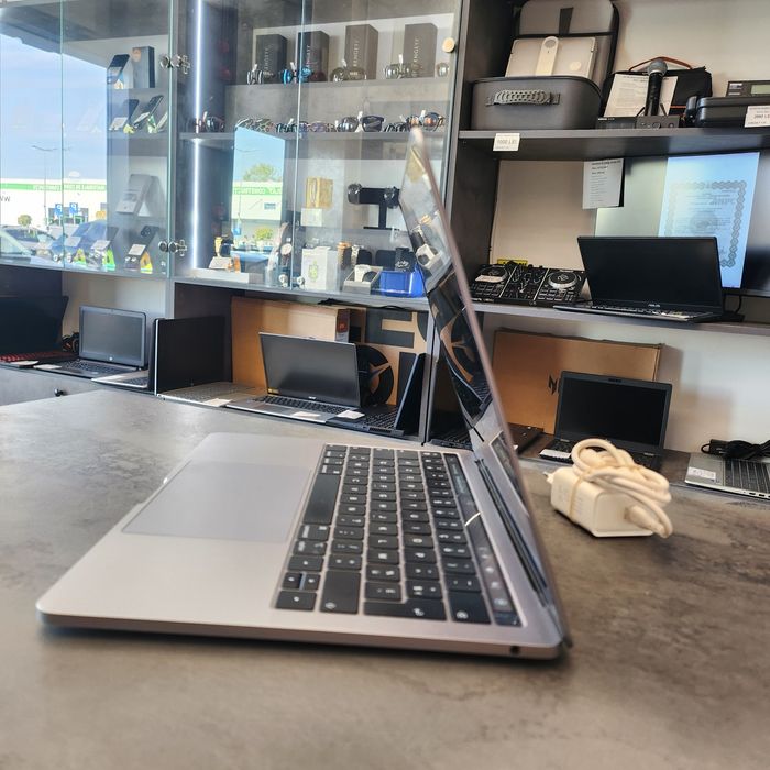 Amanet F28: Laptop MacBook PRO 2019 TOUCHBAR [L]