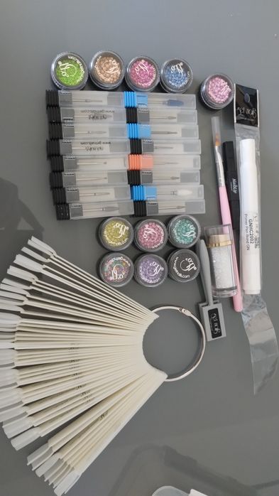 Vând  produse unghii