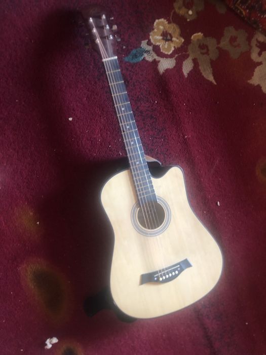 Agustik gitara yangi