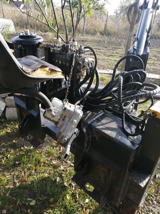 Brat excavat la tractor o722_633_84o