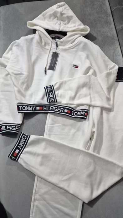 Compleu Tommy 
Marimi   XL XXL nu este lucrat oversizer 
Preț 265 lei