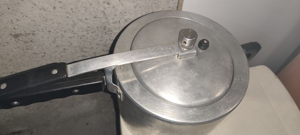 Продавам Тенджера под налягане