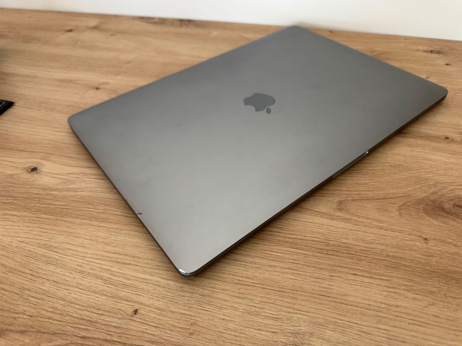 Лаптоп MacBook Pro A1990 15-инча, края на 2018 - Мощен и Надежден