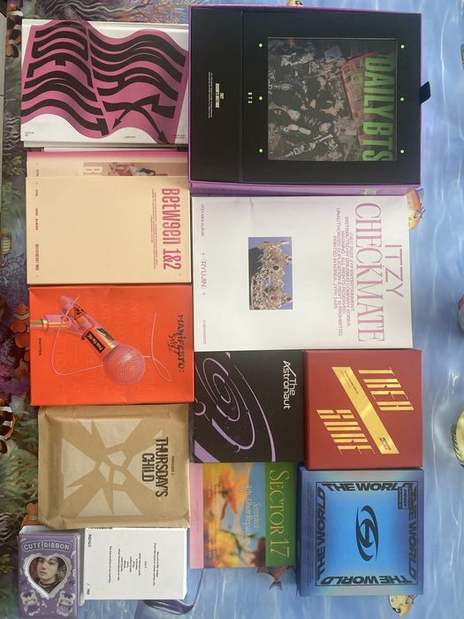 Vand albume kpop,au pret separat.Detalii in privat