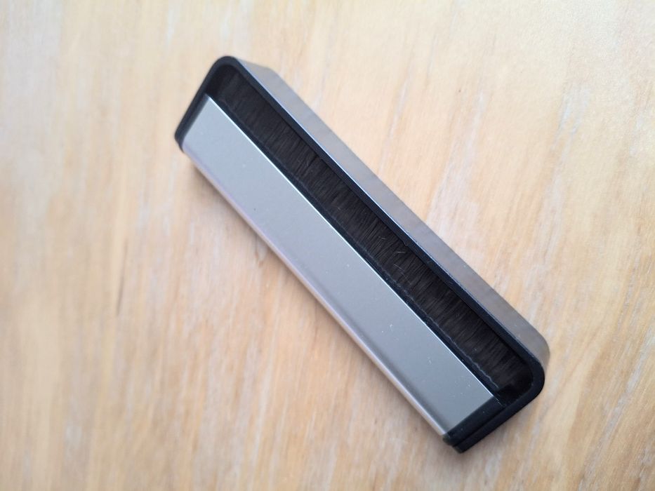 Карбонова четка за грамофонни плочи