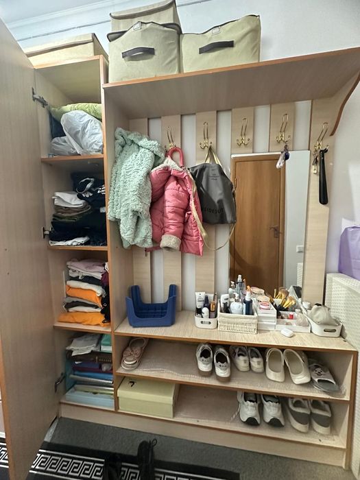 Продам прихожую шкаф в хорошем состоянии.  Чистая