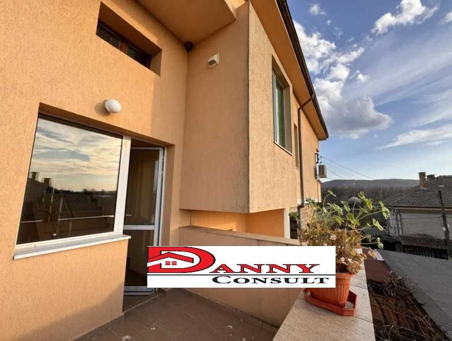 Триетажна новопостроена къща в с. Първомайци