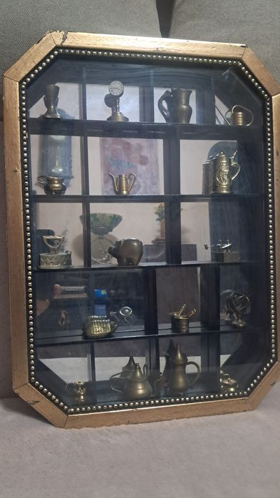 Vitrina cu 17 miniaturi din bronz