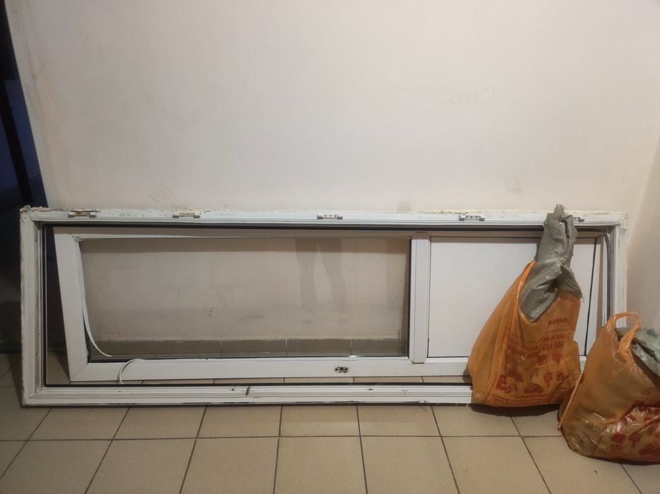 Продам БУ Пластиковый дверь на балкон, самовывоз