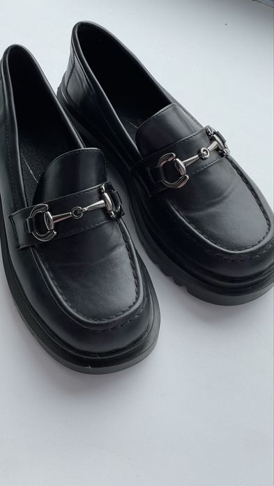 Продам лоферы женские