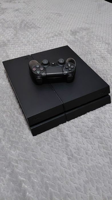 Ps4 cu o maneta si 2 jocuri