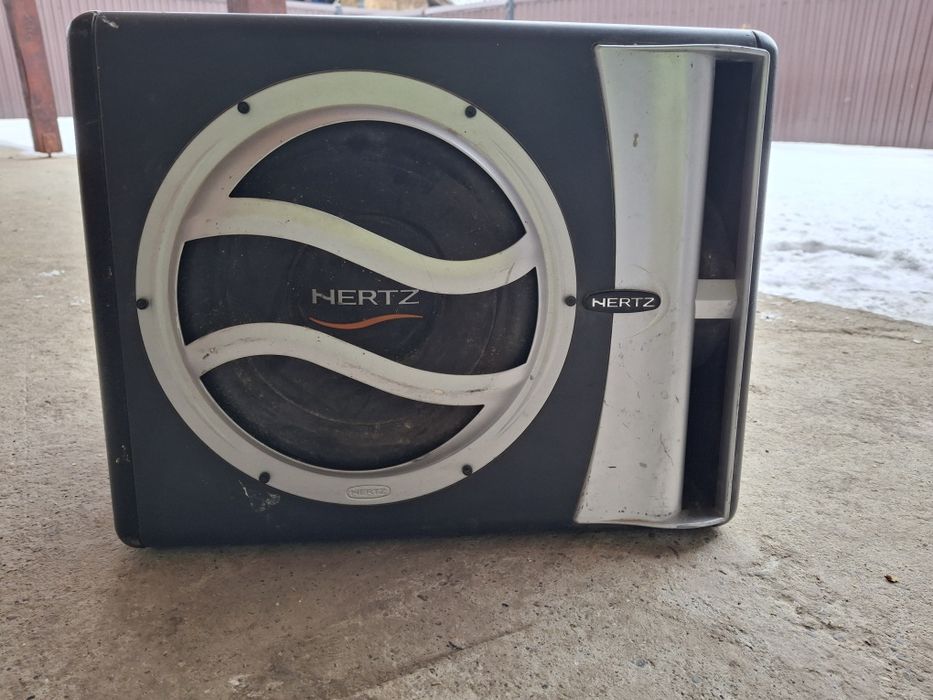 Vand subwoofer  auto Hertz in boxa
