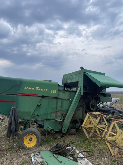 Dezmembrez Combină John Deere 330