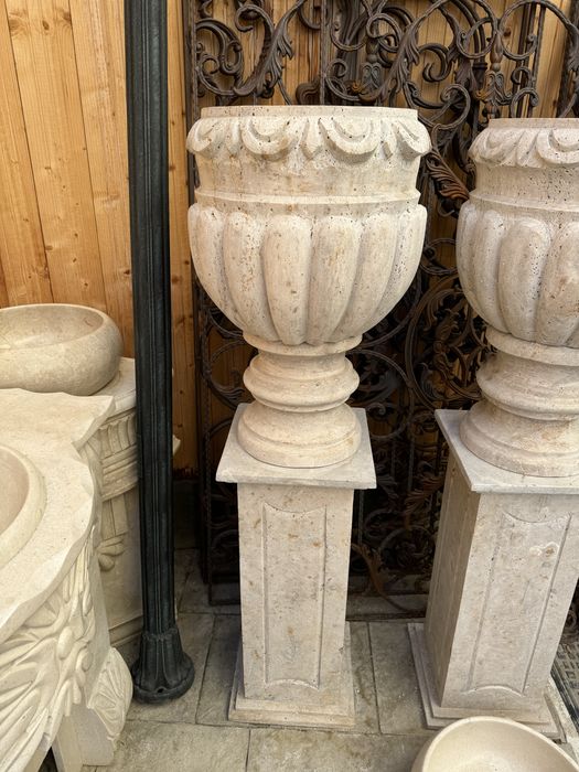 Postament cu jardiniera travertin