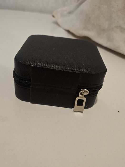 продаю черную шкатулку для украшений