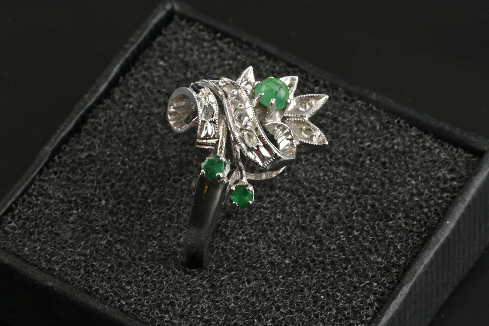 Златен Пръстен Бяло Злато 750 с Диаманти и Смарагди 4.3грама Размер 55