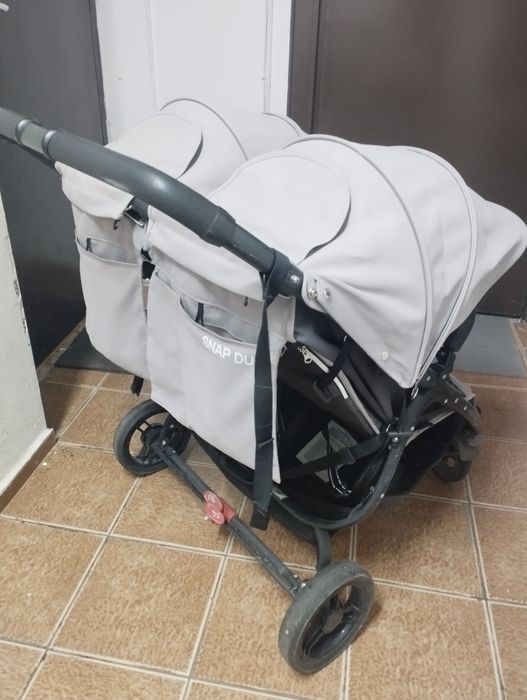 Каляска для двойни.