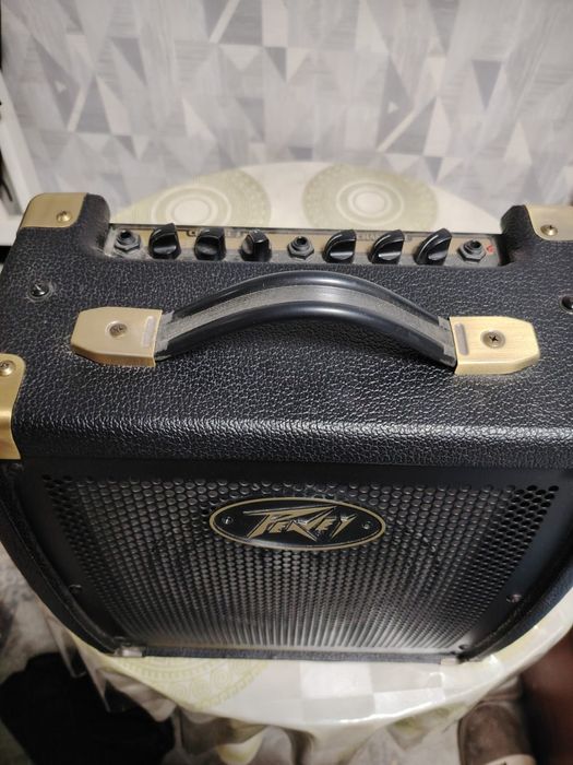 Продаю гитарный усилитель