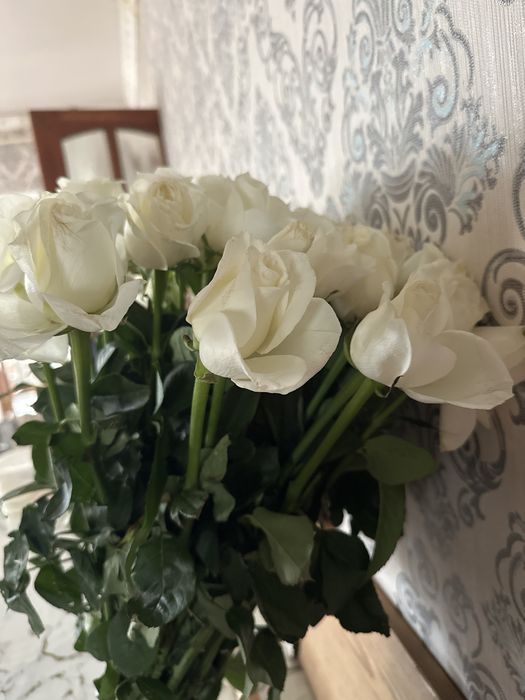 Гул  цветы букет белое розы