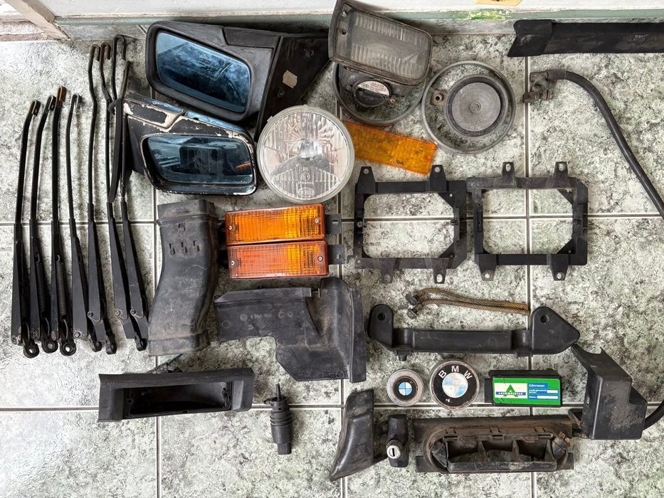 Части БМВ Е30 BMW E30  Кори Халогени Пружини Лайстни ГНП Барче Колонки