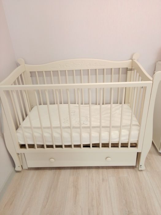 продам детскую кроватьку . Размер 130"100*70си. белый , деревянный