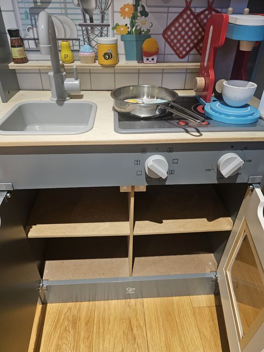 Продавам детска дървена кухня Hape заедно с всички неща от снимката