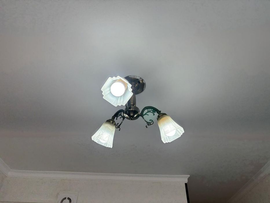 Люстра с тремя лампами