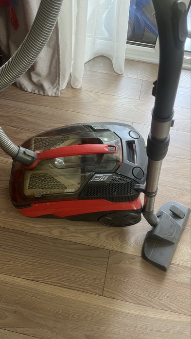 пылесос Thomas, красного цвета