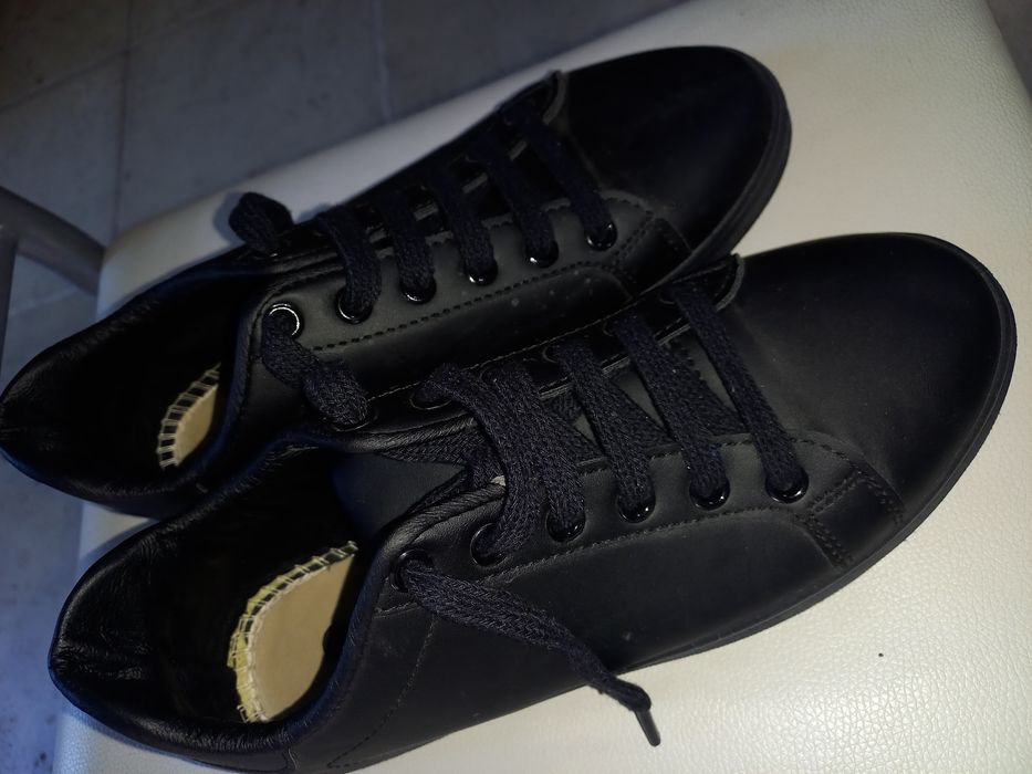 Adidasi piele unisex marimea 38 stare perfecta.
Adidasi au fost purtat