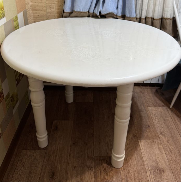 Круглый стол для кухни