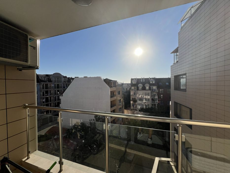 Тристаен Апартамент с ПАРКОМЯСТО, 2 бани, 2 спални до Катедралата.