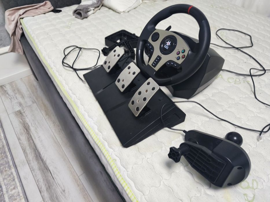Kit Volan Gaming Complet (Volan, 3 Pedale metalice, Schimbător viteze + Cleme)
